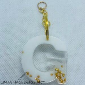 Nøkkelring G, hvit og gull