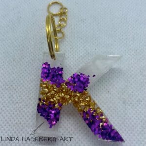 Nøkkelring K, lilla og gull