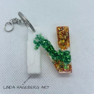 Nøkkelring N, kobber og grønn