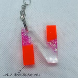 Nøkkelring N, orange og rosa