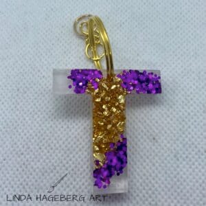 Nøkkelring T, lilla og gull